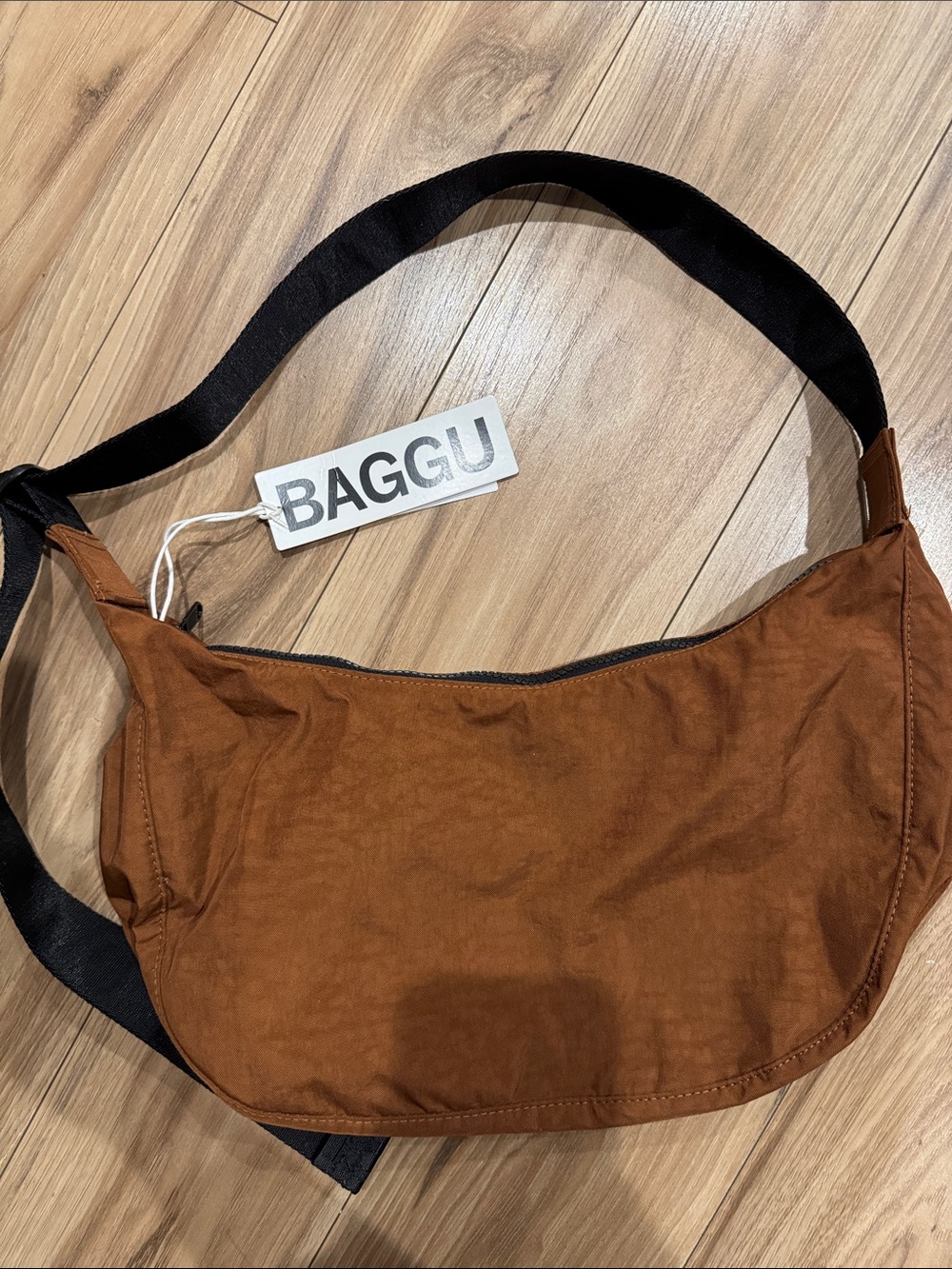 BAGGU Medium Crescent Bag in Brown with Black Strap